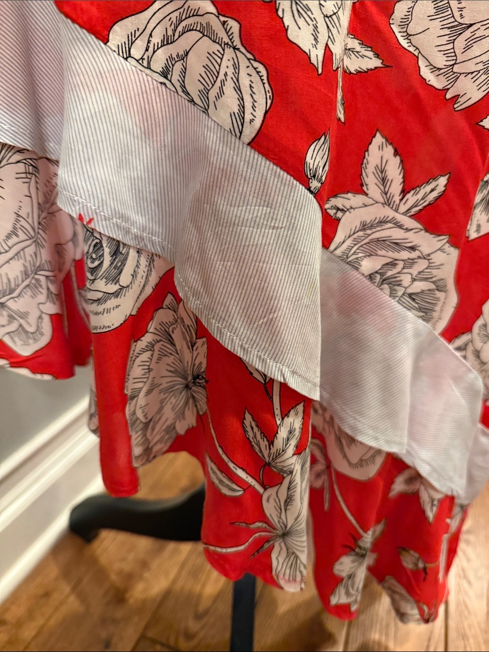 Red, white and black large floral print asymmetrical skirt. Size XL - Picture 2 of 4